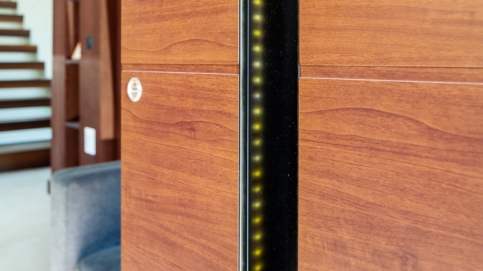 Spitfire S-700 Pivot door with recessed handle